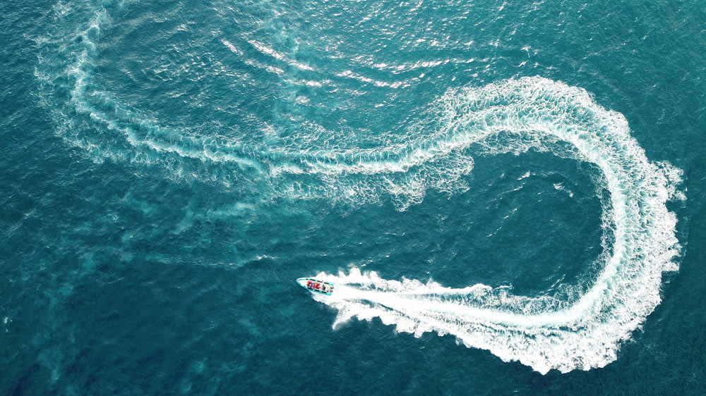 Fotografía aérea de un barco haciendo zigzag en el cuerpo de agua