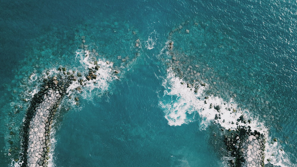 Luftaufnahme des blauen Wassers