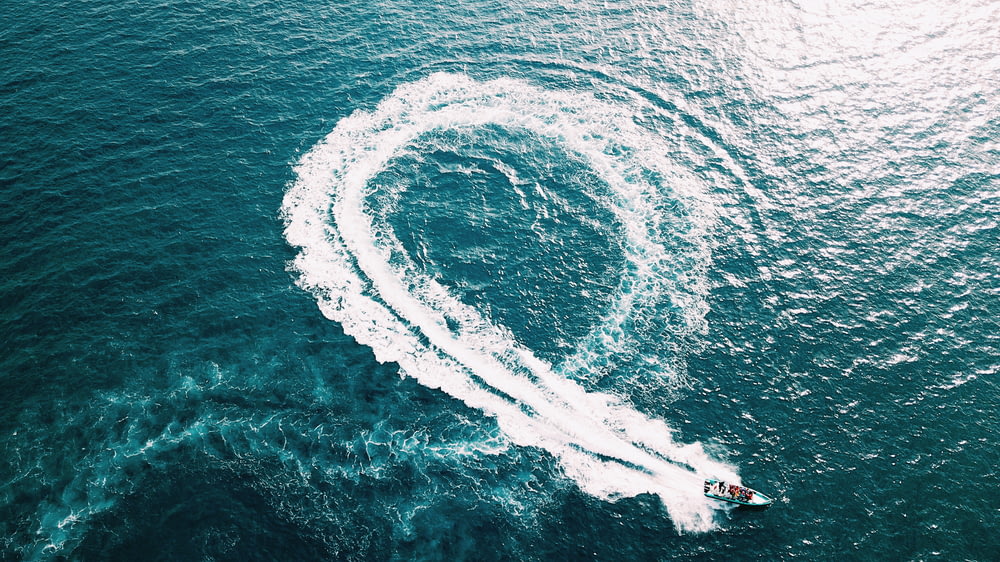 Fotografía aérea de un barco durante el día