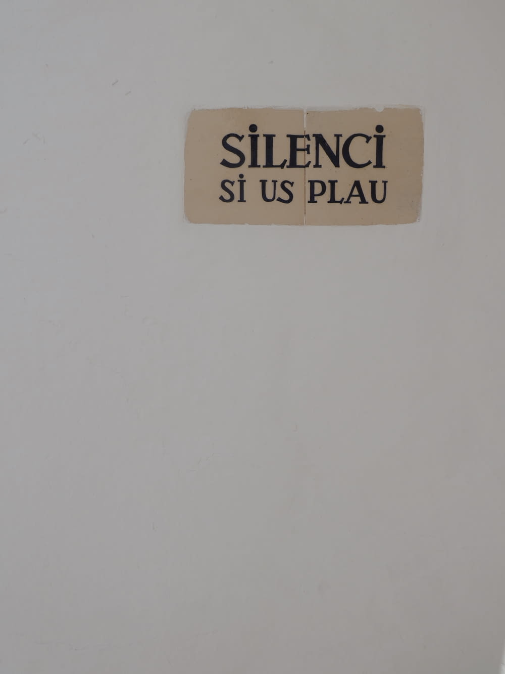 silenci si us plau signage
