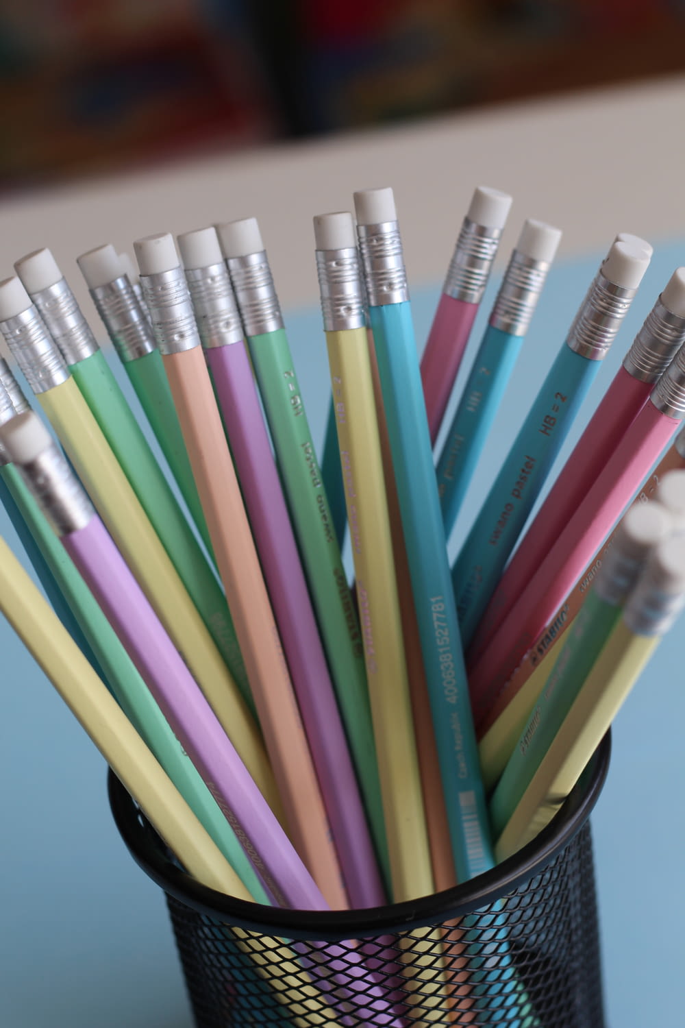 crayons en bois de couleurs assorties sur un organisateur en maille noire