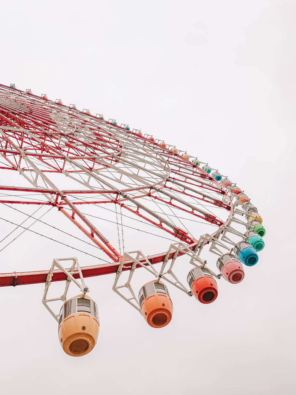 red and multicolored ferris wheel close-up photography