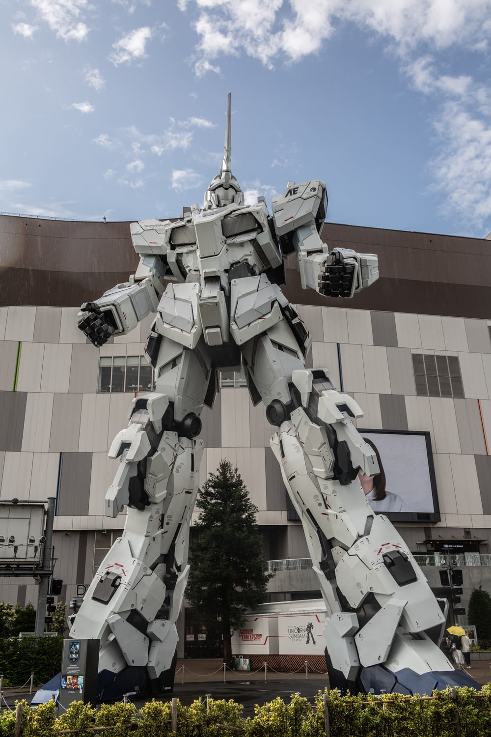 statua bianca di Gundam di fronte all'edificio