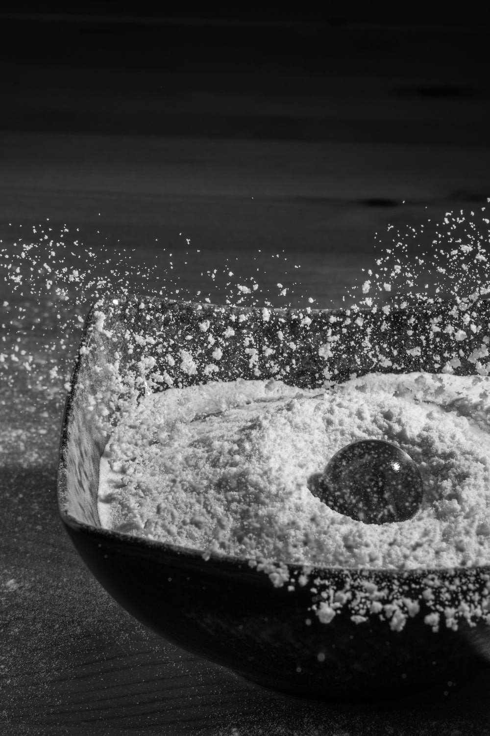 bol en verre tombe dans un bol de farine