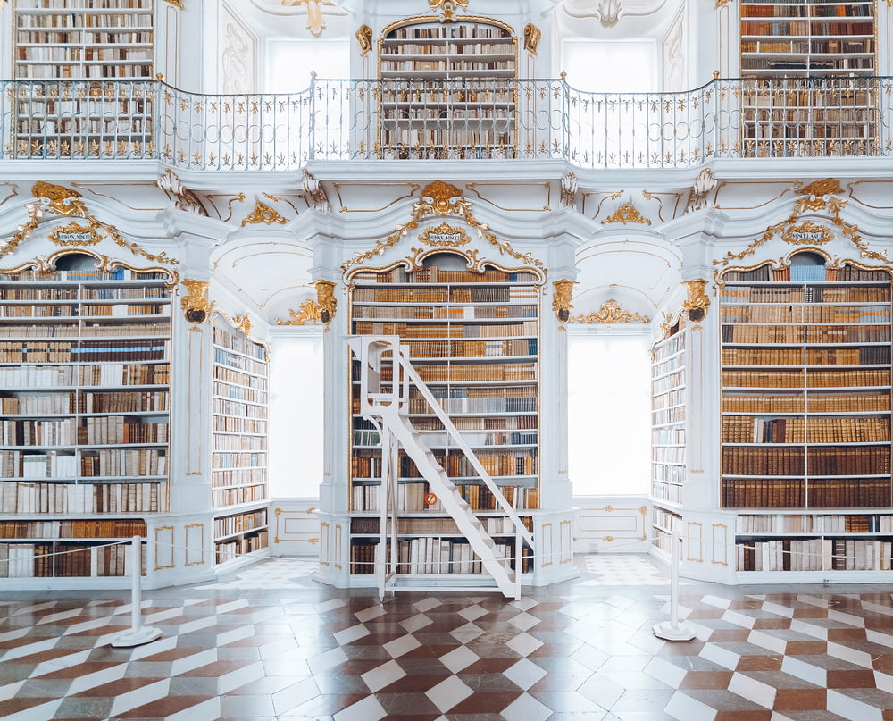 bibliothèque en bois blanc