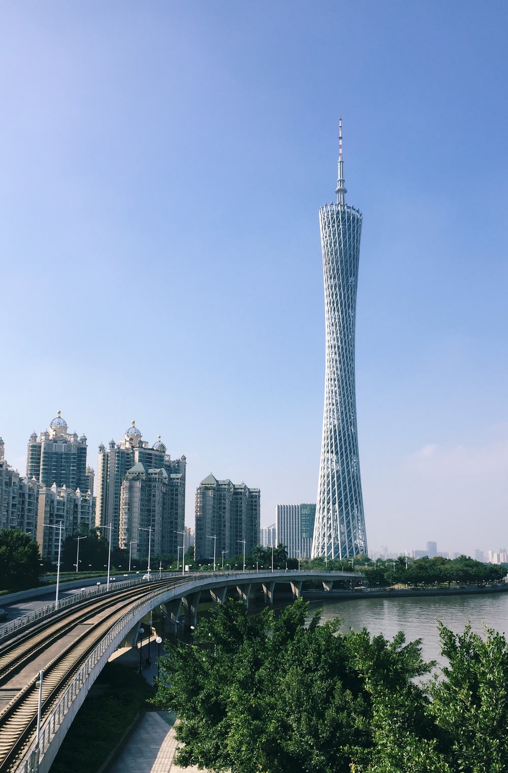Una torre muy alta que se eleva sobre una ciudad junto a un río