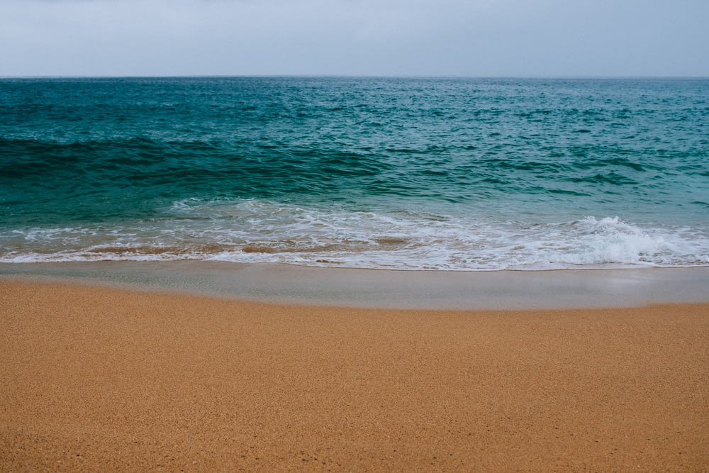 Foto de la costa y las olas del océano