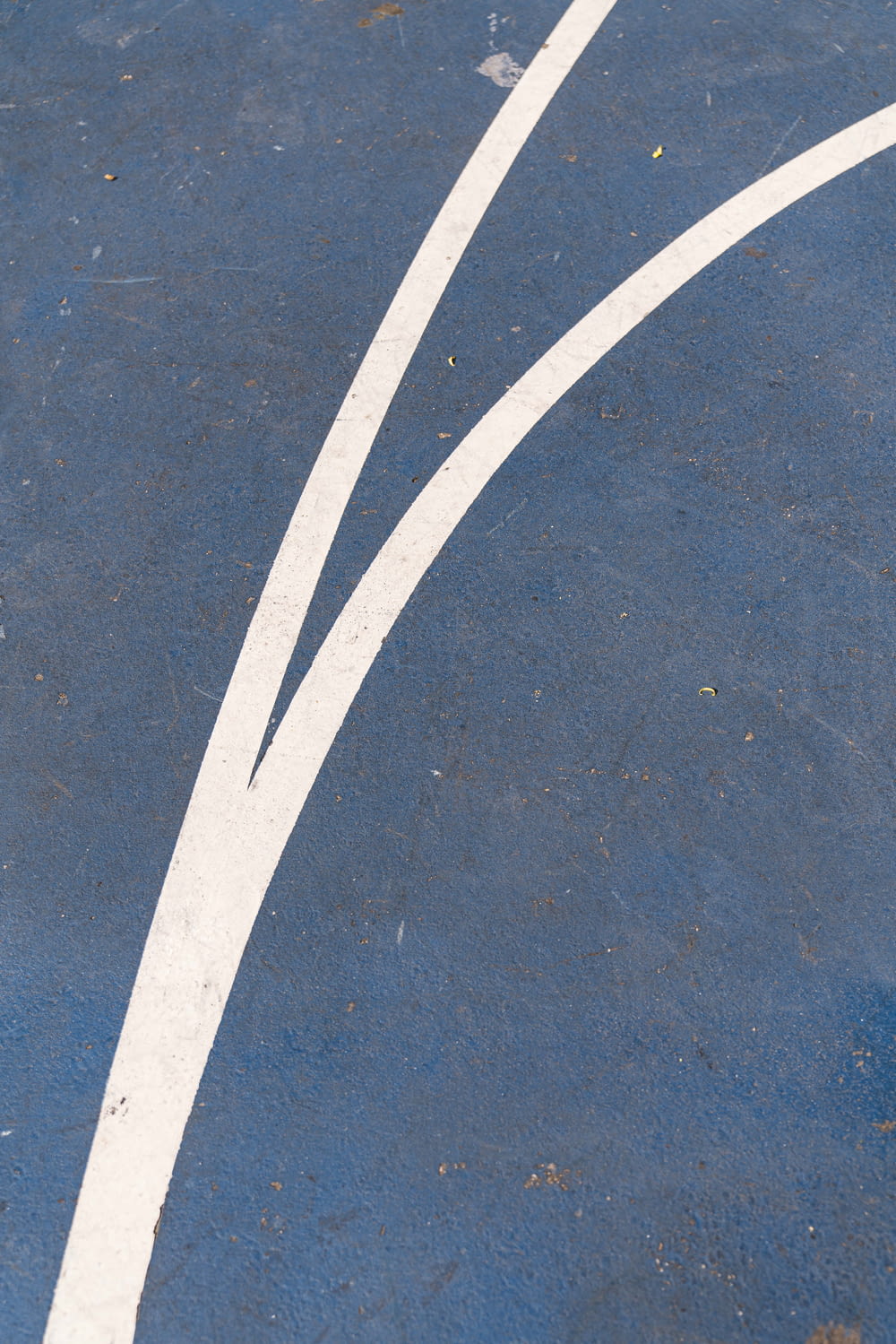 白い線が描かれたテニスコート