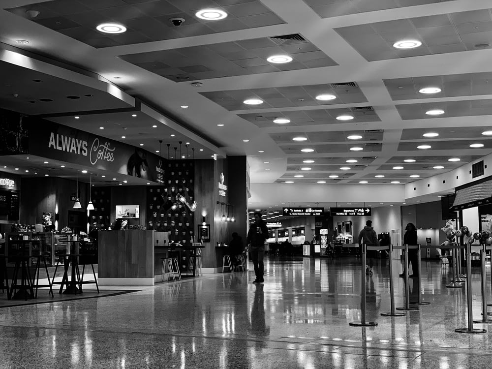 Ein Schwarz-Weiß-Foto einer Lobby