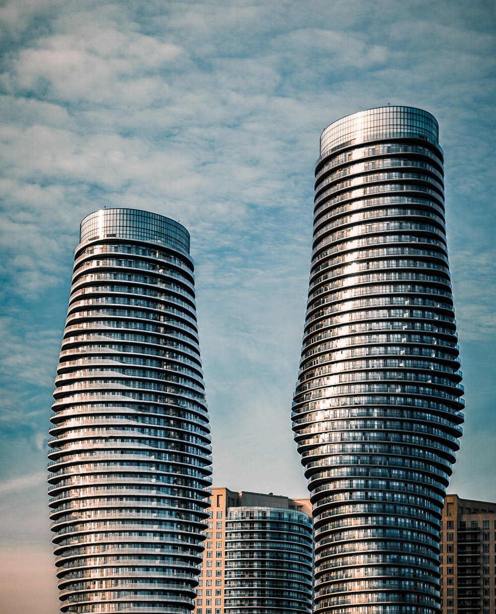 zwei graue Hochhäuser