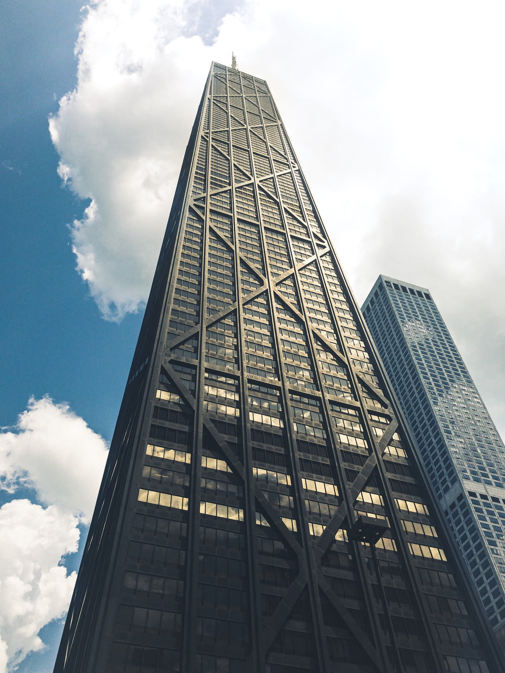 Low-Angle-Fotografie von Gebäuden unter klarem blauem Himmel