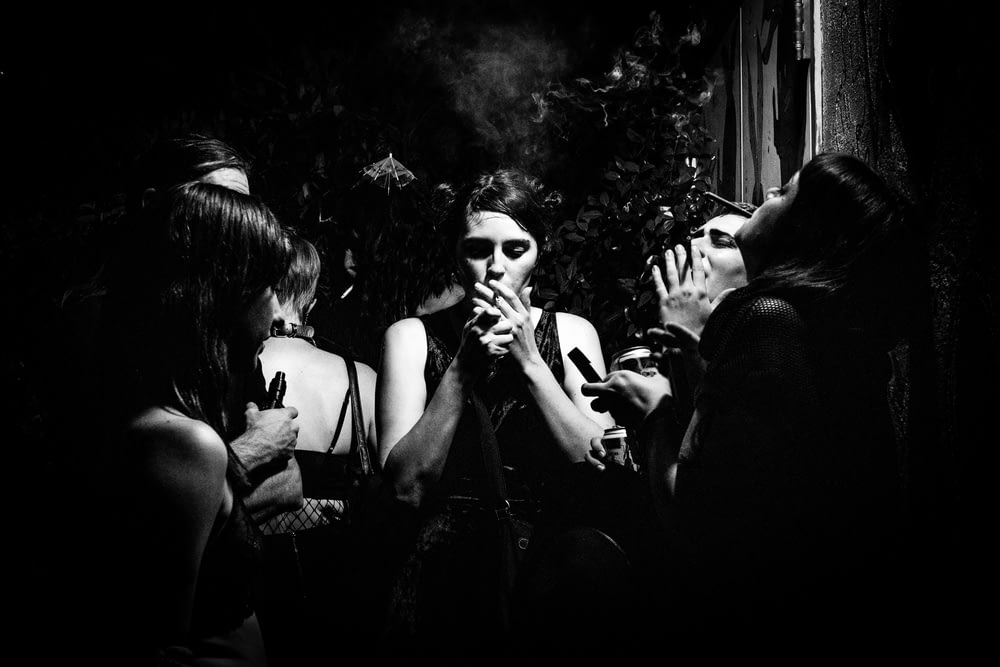 quattro donne che fumano insieme