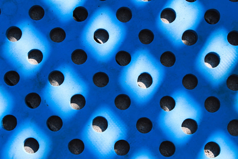 eine blau perforierte Oberfläche mit Löchern darin