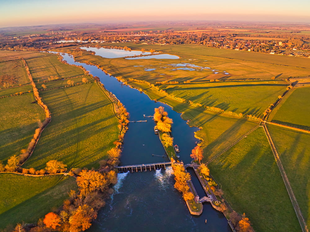 Photographie aérienne de la rivière et du champ ouvert pendant la journée