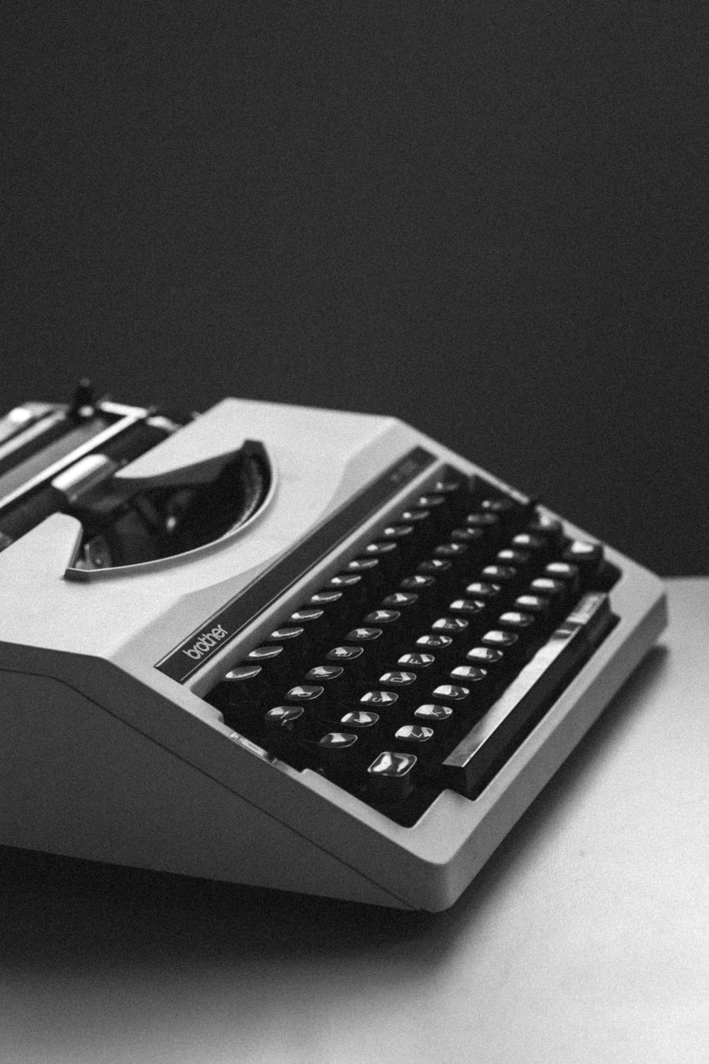 fotografia ravvicinata della macchina da scrivere in bianco e nero