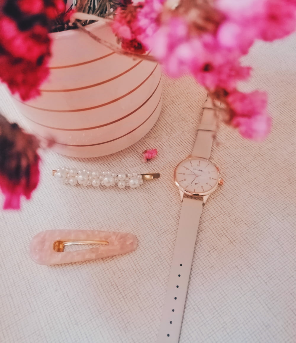 relógio analógico redondo branco e dourado com pulseira de couro branco