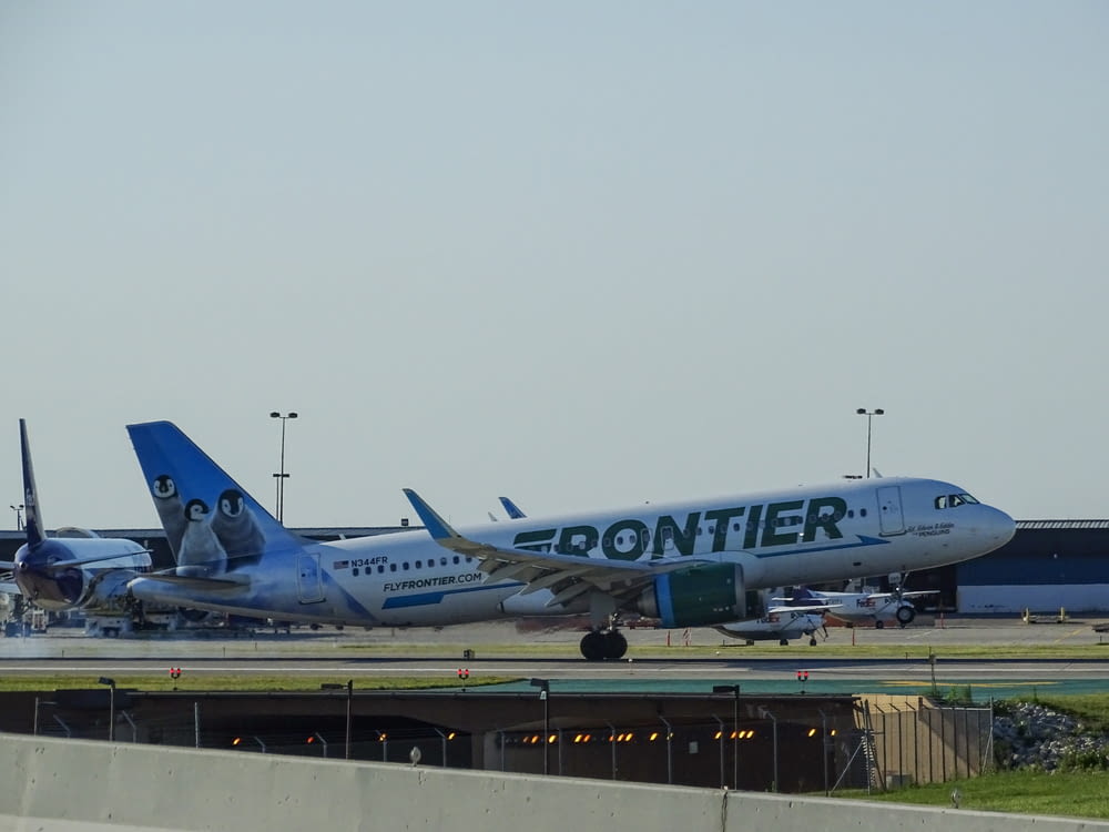 Avión de pasajeros Frontier verde y blanco