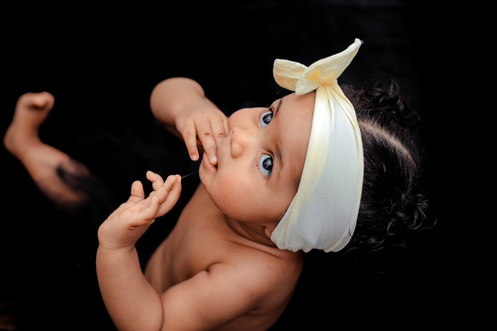 niño pequeño con cinta amarilla fotografía de primer plano