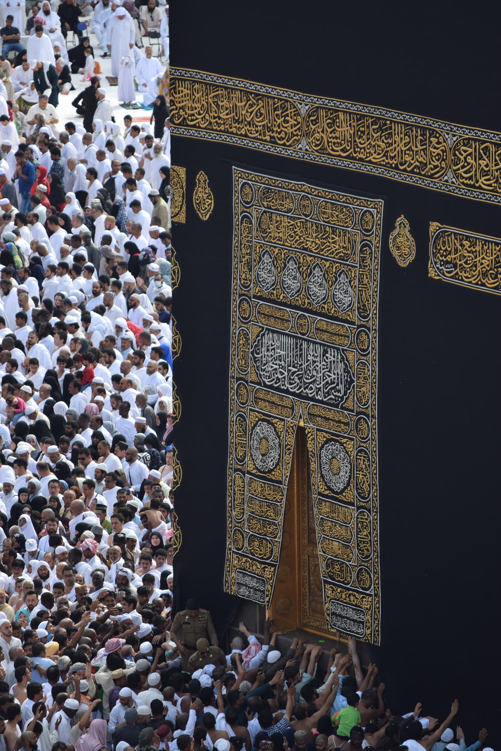 les gens se rassemblent à l’intérieur de La Mecque
