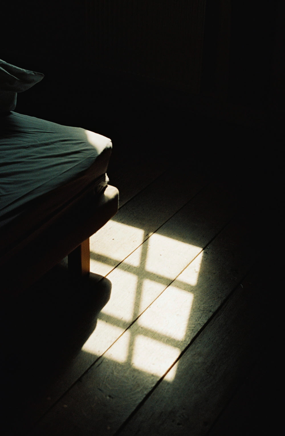 riflesso della finestra sul pavimento in legno marrone