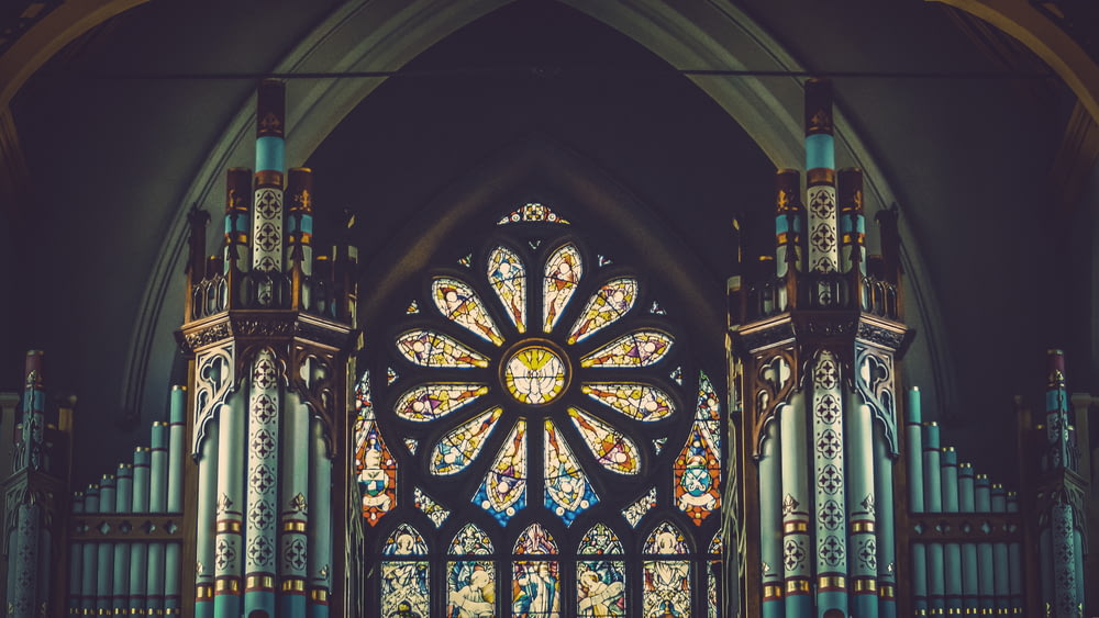 bleu et multicolore à l’intérieur de l’église vue