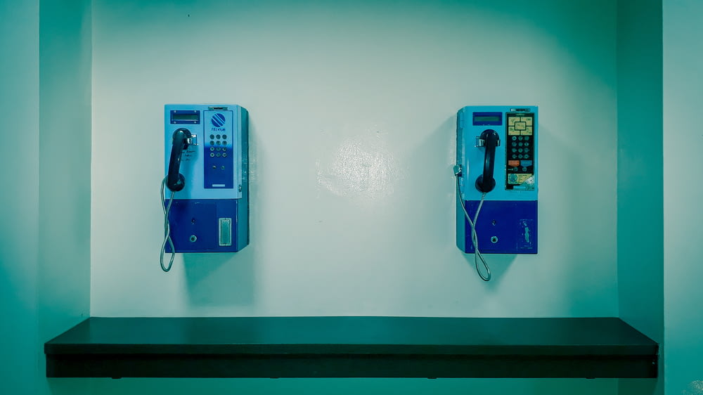 dois telefones brancos e azuis close-up fotografia
