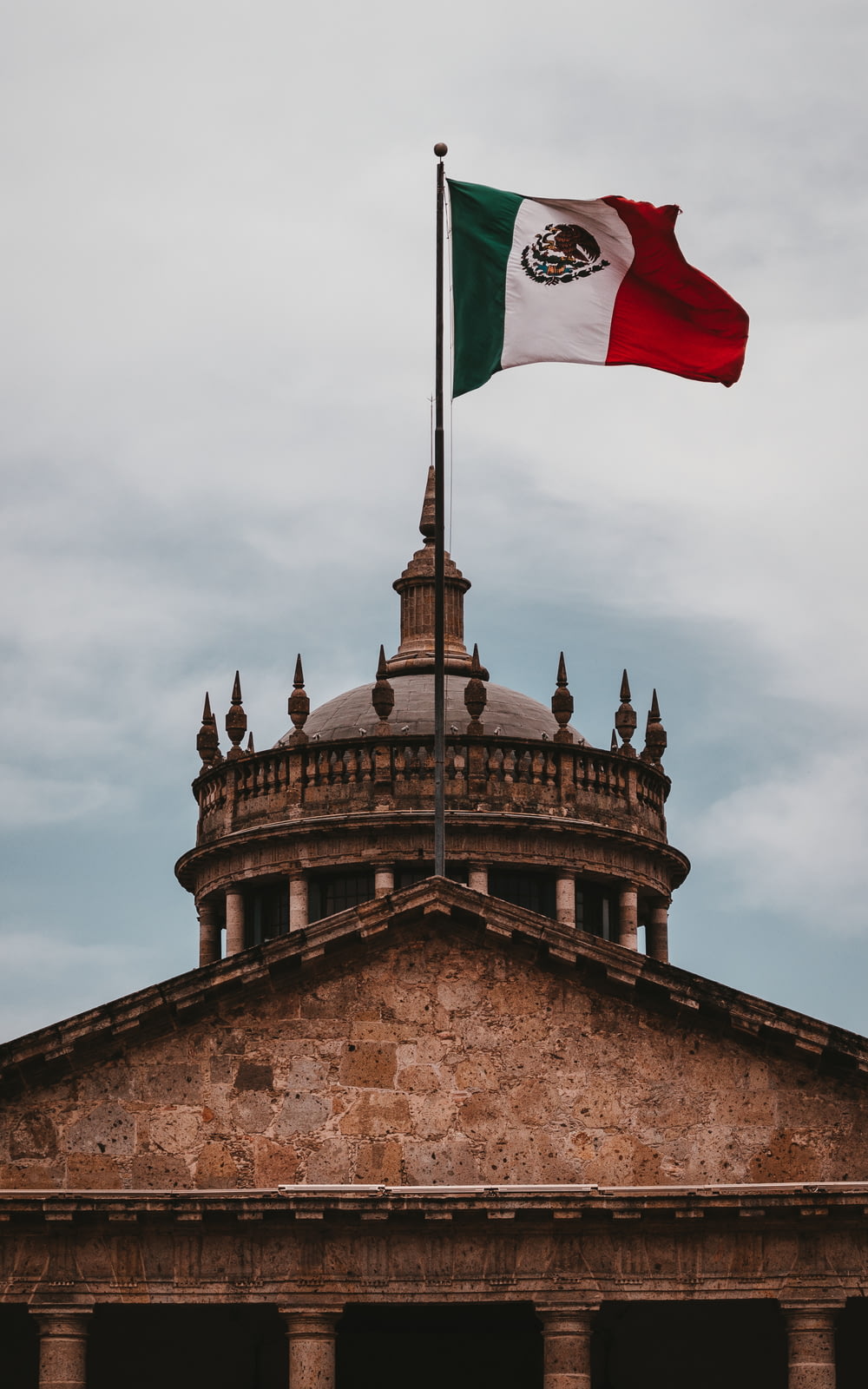 Un drapeau mexicain flottant au sommet d’un bâtiment