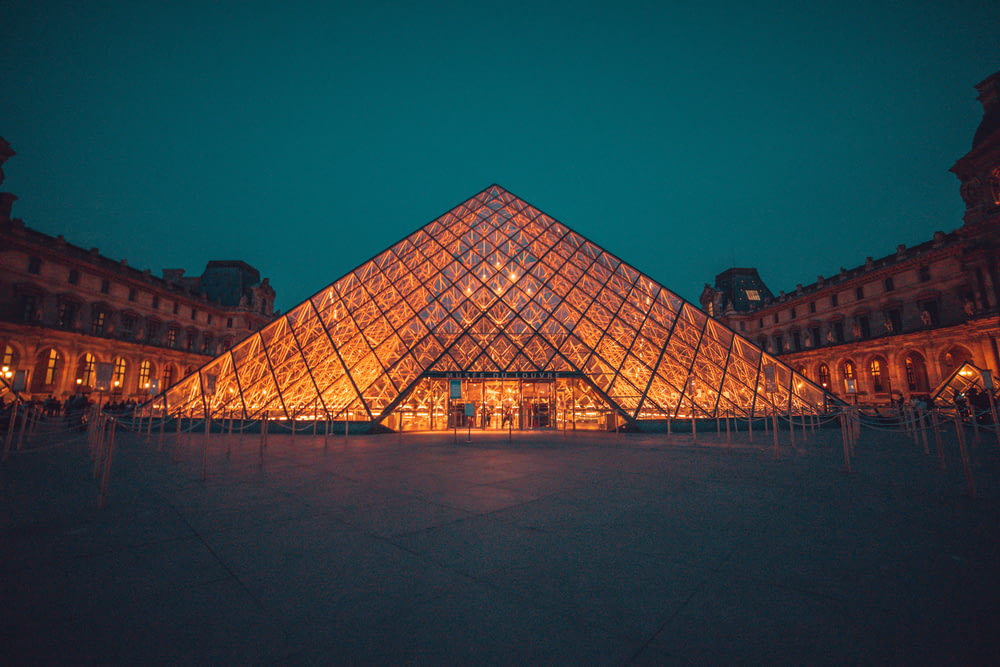 Das Louvre-Museum bei Nacht
