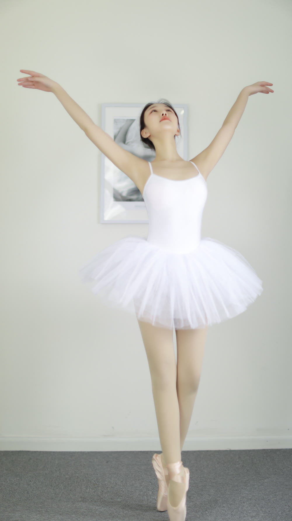 mulher usando vestido branco da bailarina