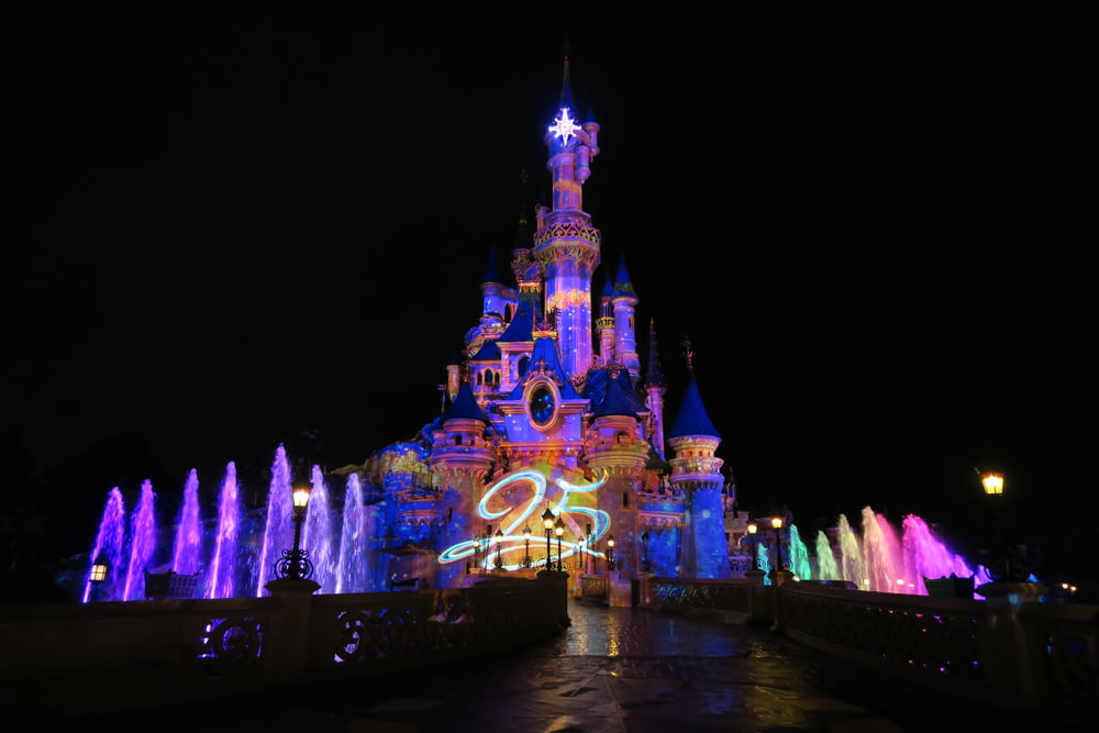vista do castelo iluminado da Disneyland à noite