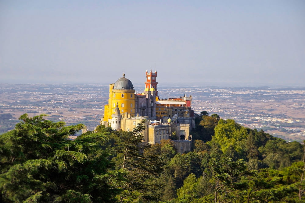 Grau-gelbes Schloss auf dem Gipfel eines Hügels