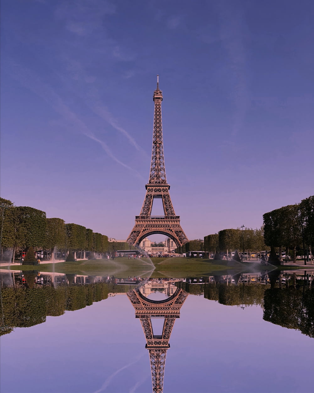 에펠 탑은 물에 반사됩니다