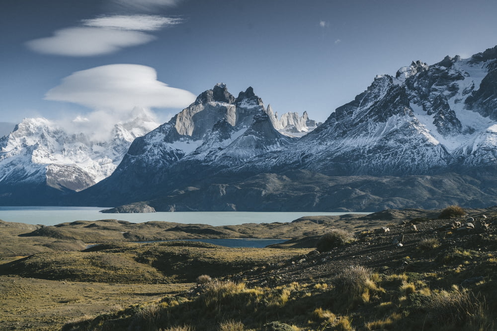 Landschaftsfotografie von schwarz-weißen Bergen