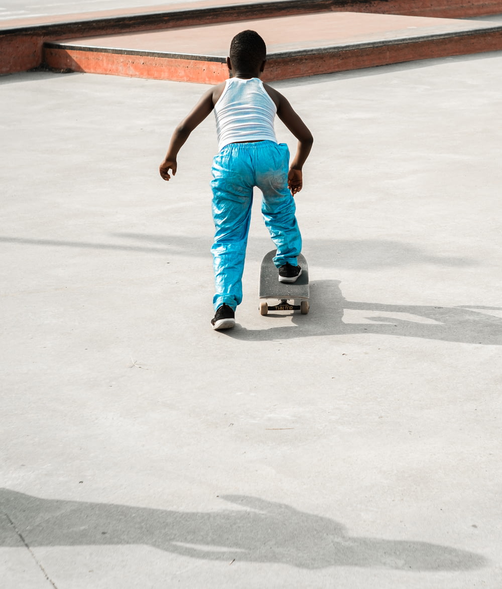 menino jogando skate