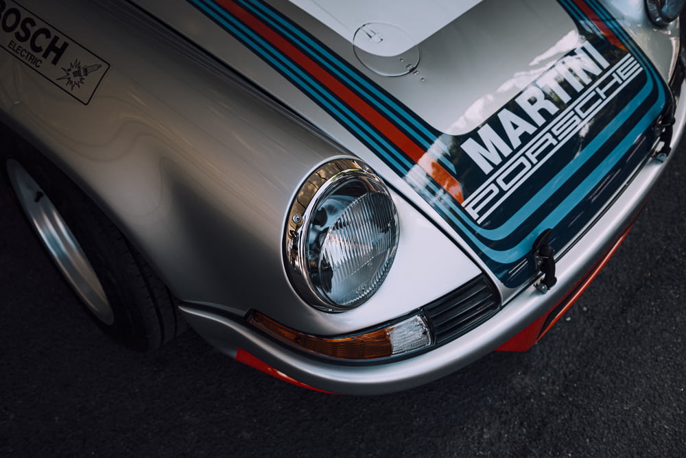 gris et bleu MArtini Porsche