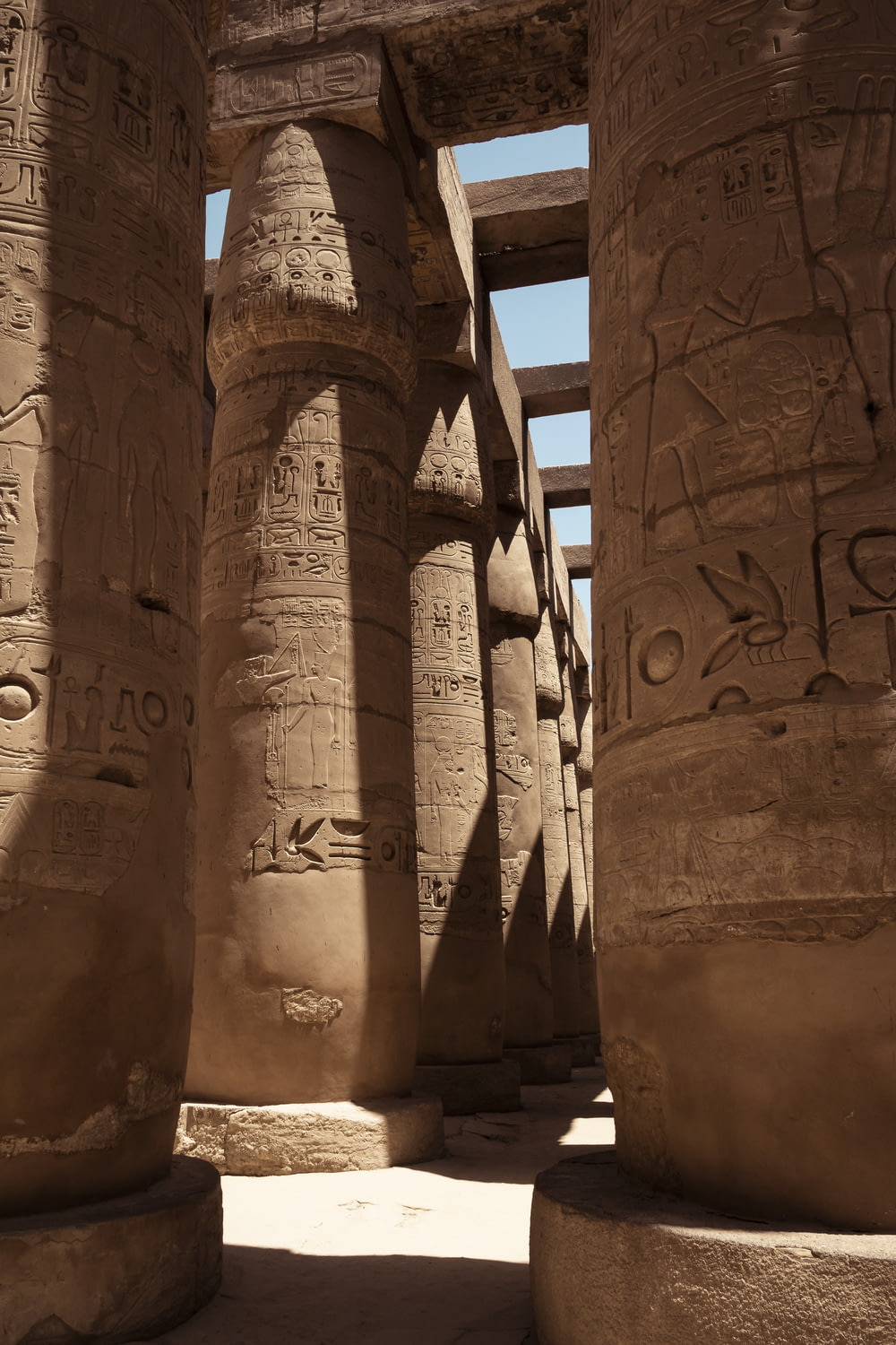 Ruina del templo egipcio de piedra marrón