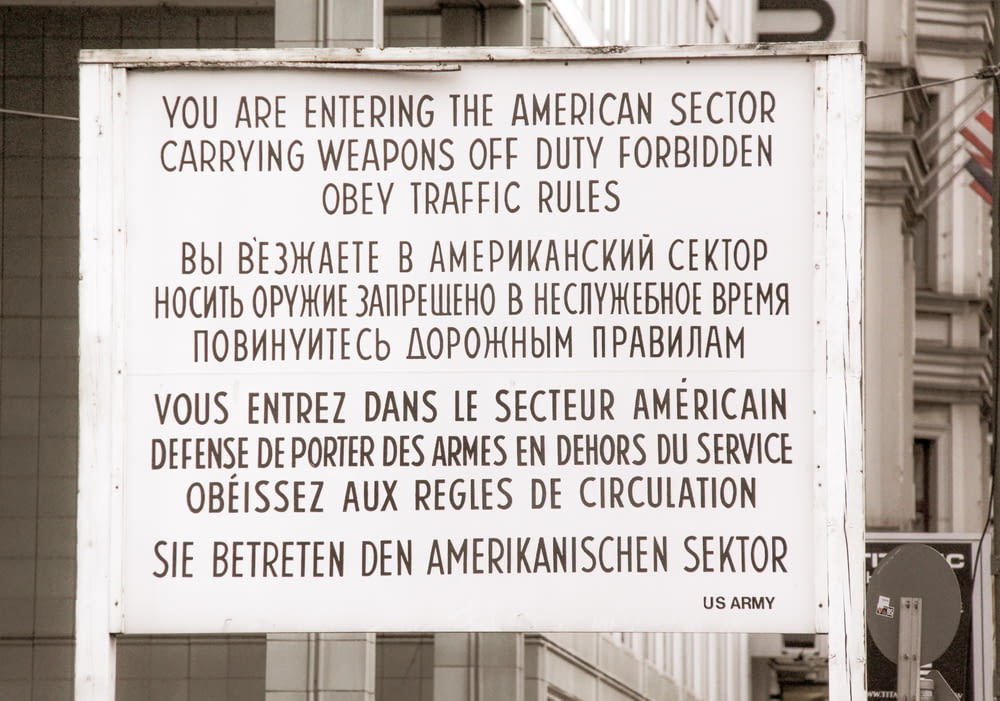 Uma placa na lateral de um prédio que diz que você está entrando no setor americano