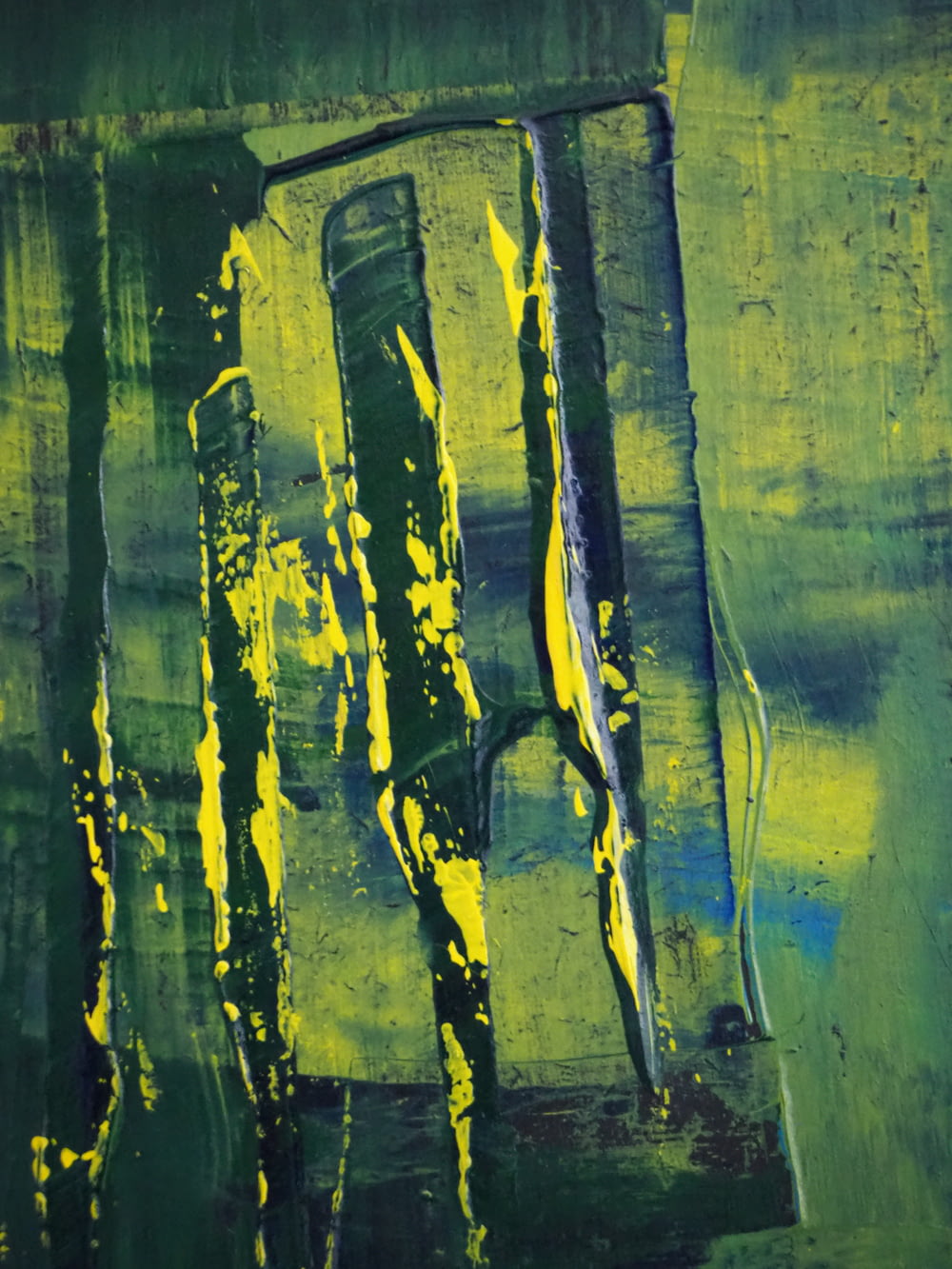 uma pintura abstrata de cores verdes e amarelas