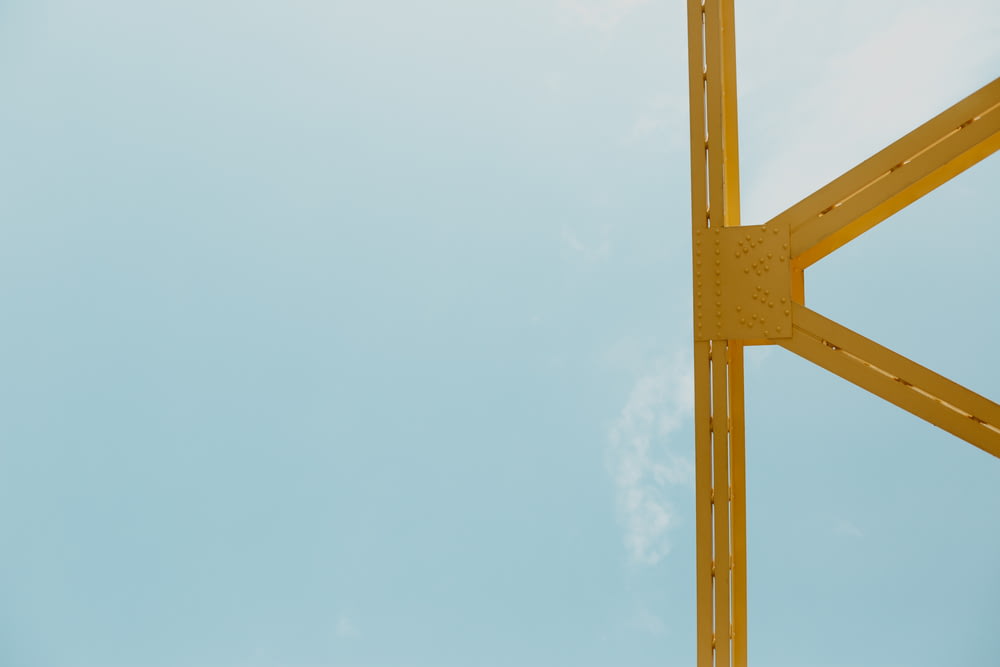 Marco de metal amarillo en Dayime en fotografía de ángulo alto