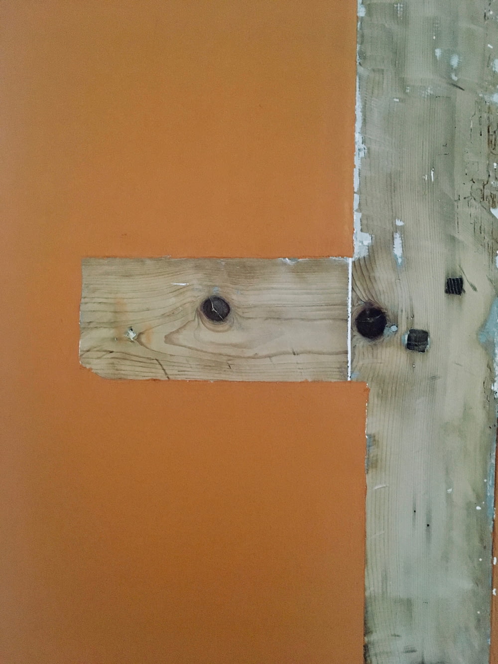 um close up de uma cruz de madeira em uma parede