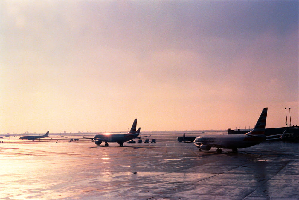 Flugzeuge am Flughafen tagsüber