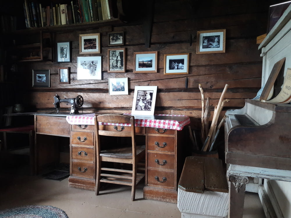 brauner Holzschreibtisch und Stuhl im Zimmer