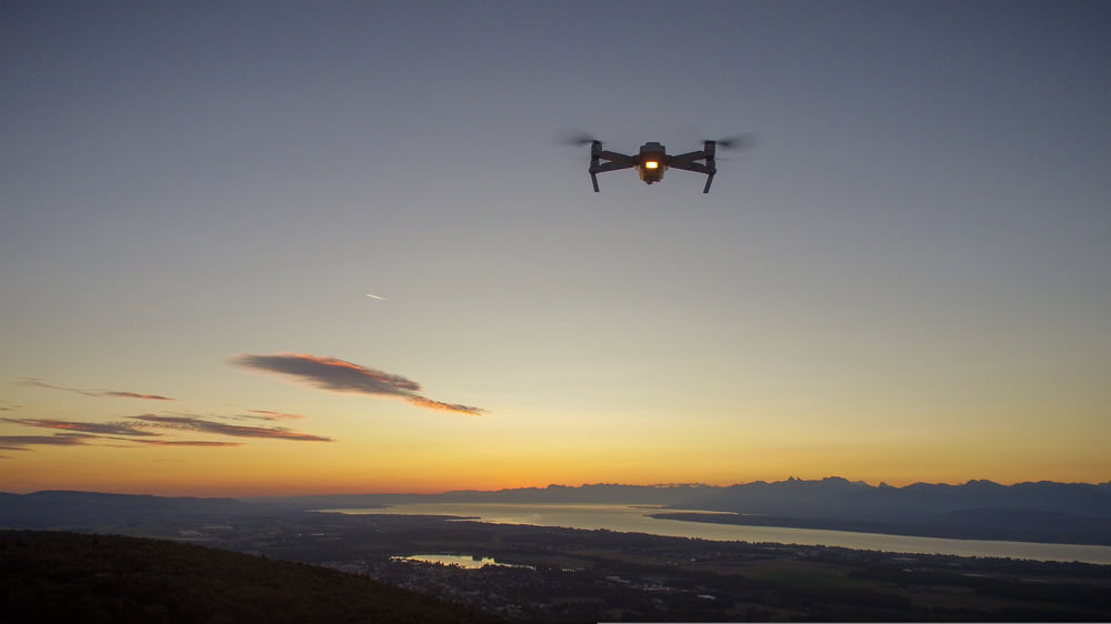 Drone dans les airs pendant l’heure dorée