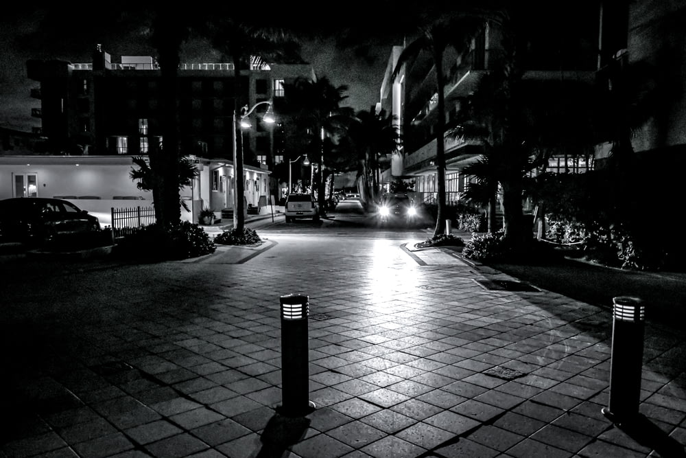Ein Schwarz-Weiß-Foto einer Straße bei Nacht