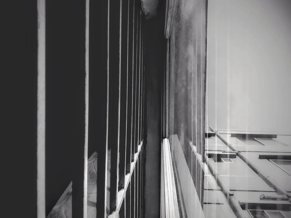 Una foto en blanco y negro de una ventana con barras