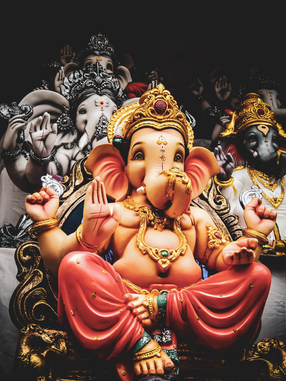 trois statuettes du Seigneur Ganesha