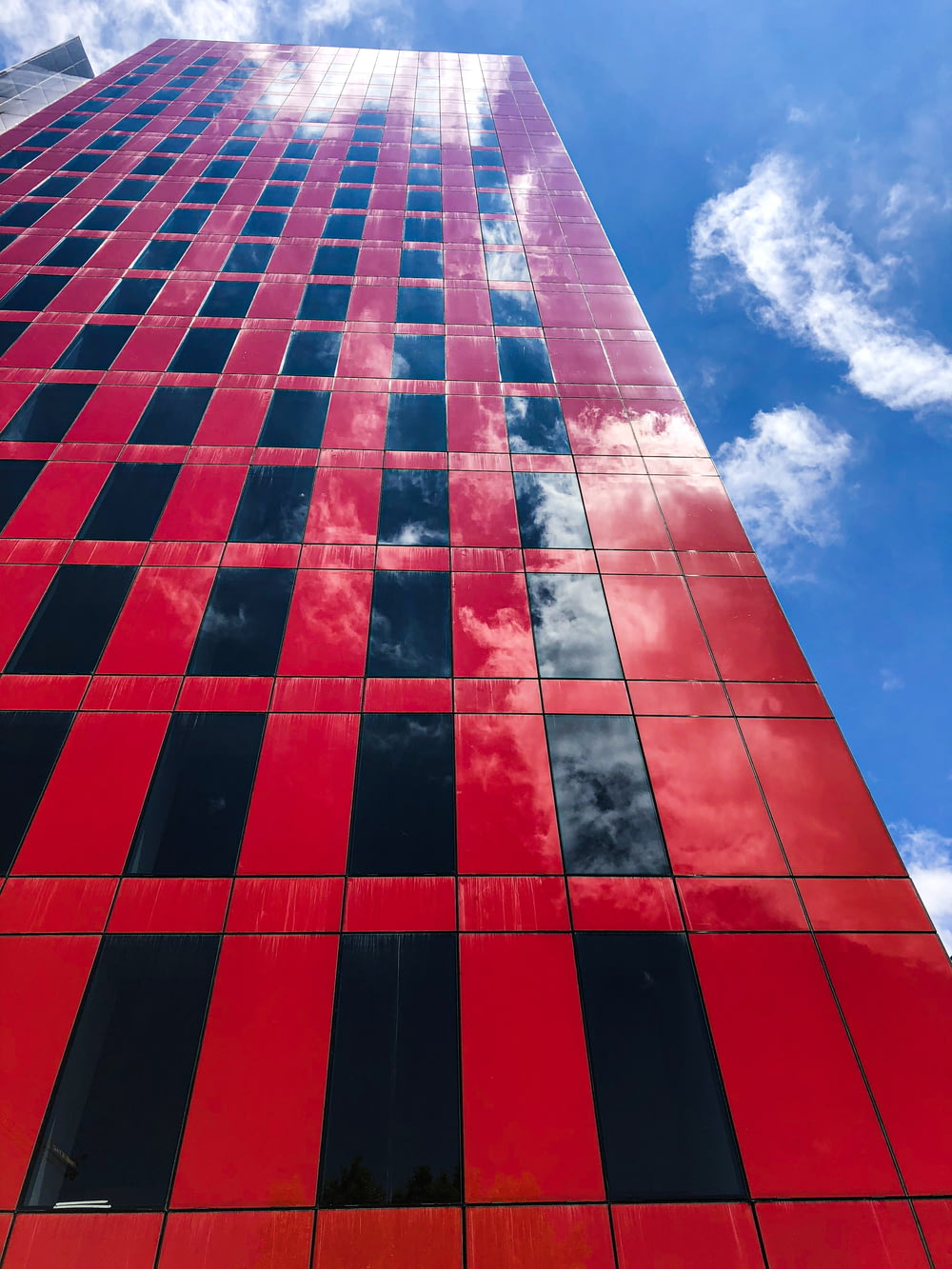 빨간 콘크리트 고층 건물