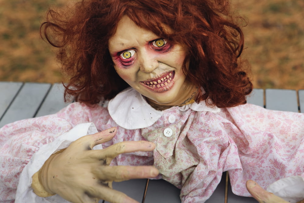 fotografia de foco seletivo da boneca sorridente de Halloween