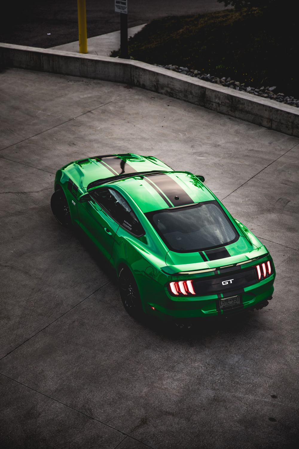 Ford Mustang verde na estrada