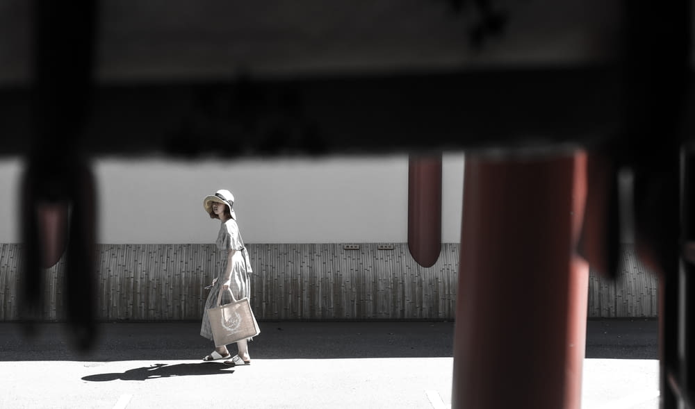 白いドレスを着た女性が小道を歩く
